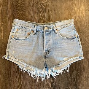 Levi’s light wash denim shorts!